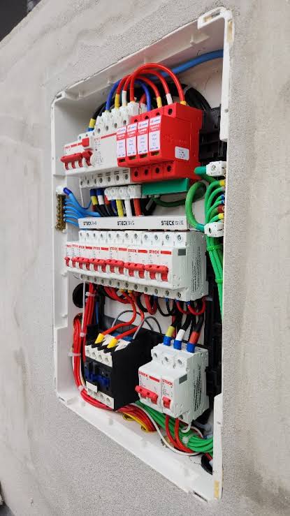 Quadro elétrico com disjuntores e fiação organizada