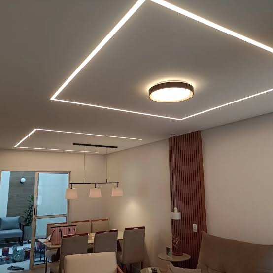 Ambiente residencial com iluminação no teto e luminárias